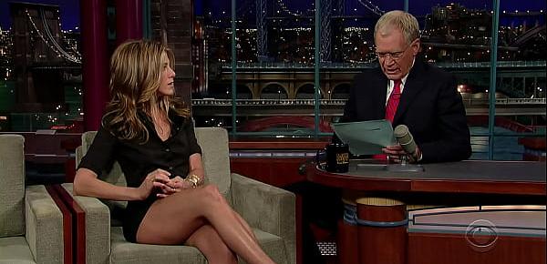  Jennifer Aniston Shows Off Her Hot Legs